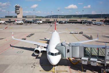 Zürih - Eylül 08: uçak almak için kapalı Terminal A, Zurich Airport 8 Eylül 2018 Zürih, İsviçre'hazırlanıyor. Zürih Havaalanı İsviçre hava ve bir Avrupa Hub için ev limanıdır.