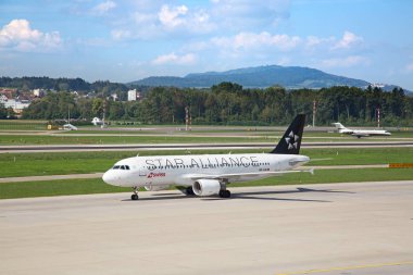 Zürih - Eylül 08: uçak almak için kapalı Terminal A, Zurich Airport 8 Eylül 2018 Zürih, İsviçre'hazırlanıyor. Zürih Havaalanı İsviçre hava ve bir Avrupa Hub için ev limanıdır.