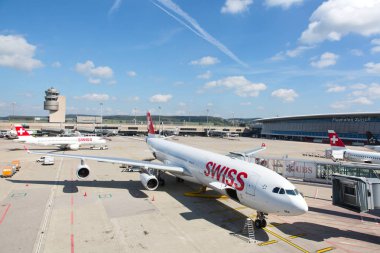 Zürih - Eylül 08: uçak almak için kapalı Terminal A, Zurich Airport 8 Eylül 2018 Zürih, İsviçre'hazırlanıyor. Zürih Havaalanı İsviçre hava ve bir Avrupa Hub için ev limanıdır.