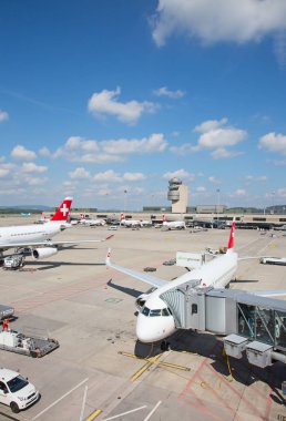 Zürih - Eylül 08: uçak almak için kapalı Terminal A, Zurich Airport 8 Eylül 2018 Zürih, İsviçre'hazırlanıyor. Zürih Havaalanı İsviçre hava ve bir Avrupa Hub için ev limanıdır.