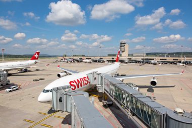 Zürih - Eylül 08: uçak almak için kapalı Terminal A, Zurich Airport 8 Eylül 2018 Zürih, İsviçre'hazırlanıyor. Zürih Havaalanı İsviçre hava ve bir Avrupa Hub için ev limanıdır.