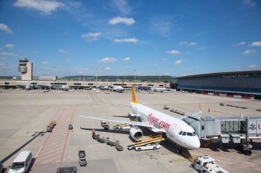 Zürih - Eylül 08: uçak almak için kapalı Terminal A, Zurich Airport 8 Eylül 2018 Zürih, İsviçre'hazırlanıyor. Zürih Havaalanı İsviçre hava ve bir Avrupa Hub için ev limanıdır.