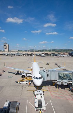 Zürih - Eylül 08: uçak almak için kapalı Terminal A, Zurich Airport 8 Eylül 2018 Zürih, İsviçre'hazırlanıyor. Zürih Havaalanı İsviçre hava ve bir Avrupa Hub için ev limanıdır.