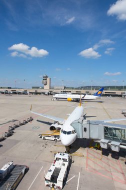 Zürih - Eylül 08: uçak almak için kapalı Terminal A, Zurich Airport 8 Eylül 2018 Zürih, İsviçre'hazırlanıyor. Zürih Havaalanı İsviçre hava ve bir Avrupa Hub için ev limanıdır.