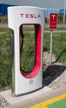 Zürih - Eylül 8: Zürih, İsviçre Tesla Supercharger istasyonu üzerinde 8 Eylül 2018. Tesla motors Avrupa ve dünya ağ şarj istasyonları geliştirir.