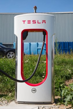 Zürih - Eylül 8: Zürih, İsviçre Tesla Supercharger istasyonu üzerinde 8 Eylül 2018. Tesla motors Avrupa ve dünya ağ şarj istasyonları geliştirir.