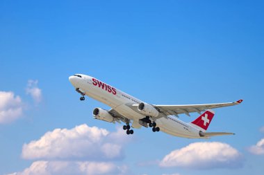 Zürih - Eylül 08: uçak almak için kapalı Terminal A, Zurich Airport 8 Eylül 2018 Zürih, İsviçre'hazırlanıyor. Zürih Havaalanı İsviçre hava ve bir Avrupa Hub için ev limanıdır.