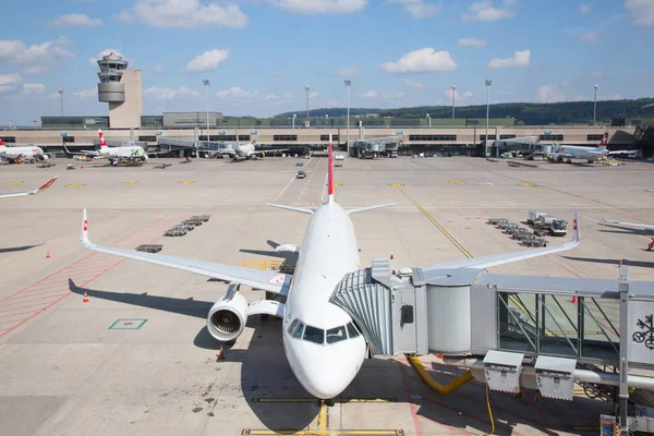 Zürih - Eylül 08: uçak almak için kapalı Terminal A, Zurich Airport 8 Eylül 2018 Zürih, İsviçre'hazırlanıyor. Zürih Havaalanı İsviçre hava ve bir Avrupa Hub için ev limanıdır.