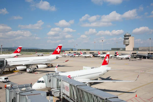 準備を取るオフ チューリッヒ空港のターミナル 2018 日にチューリッヒ スイスのチューリッヒ チューリッヒ空港は スイス航空やヨーロッパのハブの つのための母港 — ストック写真