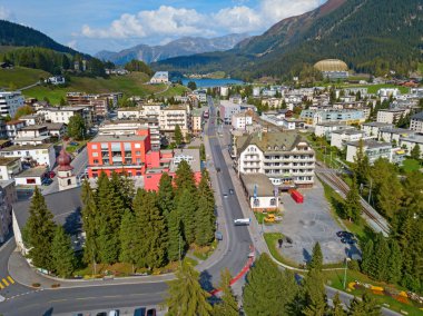 Davos şehrinin ve gölün havadan görünüşü. Davos, Dünya Ekonomik Forumu 'nun yıllık toplantılarının yapıldığı ünlü İsviçre kenti..