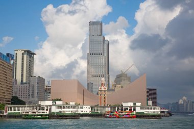 Hong Kong - Ekim 01: Kowloon iskele ve Star Feribotu'na Hong Kong, Çin tarihinde 1 Ekim 2017. Hong Kong feribot işlem 120 yılı aşkın için mevcuttur ve şehrin ana konumlar biridir..