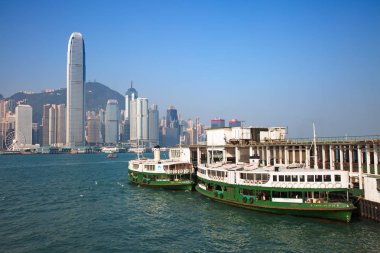 Hong Kong - 2 Nisan: Tarih 2 Nisan 2017 Victoria Harbor Hong Kong, Çin Feribot İskelesi. Hong Kong feribot işlem 120 yılı aşkın için mevcuttur ve şehrin ana konumlar biridir..