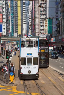 HONG KONG - 02 Nisan 2017 'de Hong Kong' da tramvay kullanan tanımlanamayan insanlar. Hong Kong tramvayı dünyada çift güverteli ve en önemli turistik yerlerden biridir..