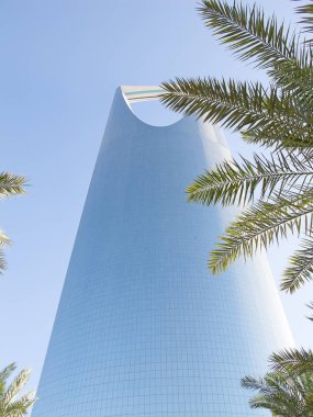 Riyad - 22 Aralık: Krallık kule 22 Aralık 2009 Riyadh, Suudi Arabistan. Krallık kule bir iş ve Kongre Merkezi, shoping alışveriş merkezi ve Riyad şehir ana yerlerinden biridir