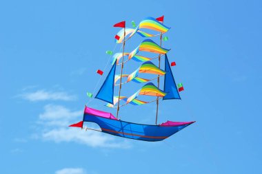 gökyüzünde geleneksel balinese uçurtma