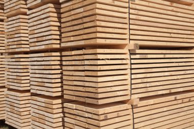 Kereste deposunda bir yığın yeni ahşap çivi.