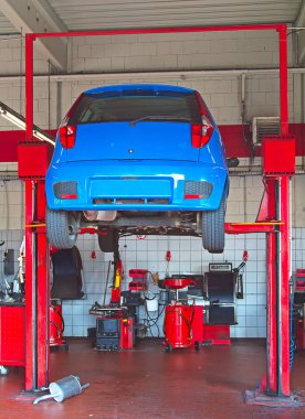 Araba garajda kaldırıldı.