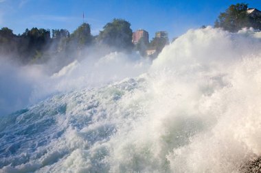 Rheinfall - Avrupa 'nın en büyük şelalesi.