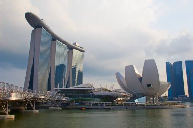 Singapur - 22 Şubat: Marina Bay Sands gece 22 Şubat 2012 tarihinde karmaşık Singapur. Marina Bay Sands entegre bir tesistir ve dünyanın en pahalı tek başına casino özelliği olarak faturalandırılır.