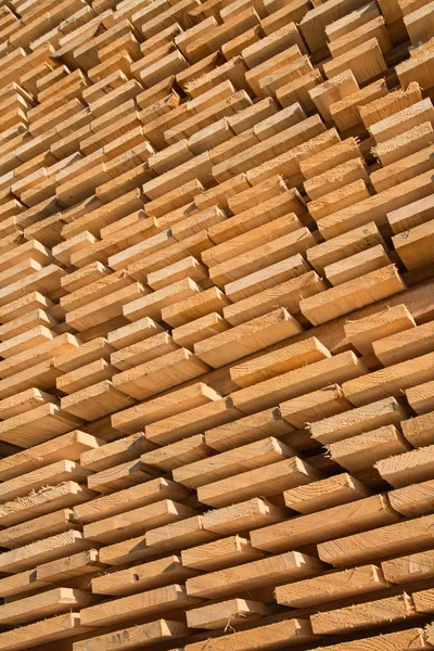 Stapel Neuer Holzstäbe Auf Dem Bauhof — Stockfoto