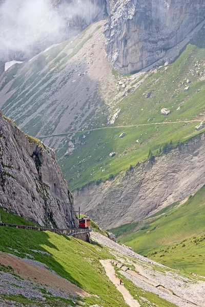 Tren Ferroviario Suizo Engranajes Alpinos Que Sube Montaña —  Fotos de Stock