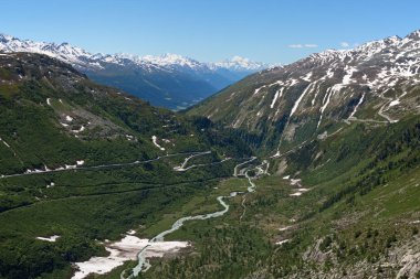 Serpentine Yolu Alp geçidi Furka ve Grimsel 'i geçiyor.