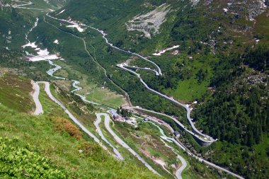 Serpentine Yolu Alp geçidi Furka ve Grimsel 'i geçiyor.