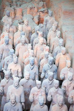 XIAN, Çin - 8 Ekim 2017: Xi 'an, Çin' deki ünlü Terracotta Ordusu. Çin 'in ilk imparatoru Qin Shi Huang' ın mozolesinde zırhlı adam ve at heykelleri koleksiyonu var..