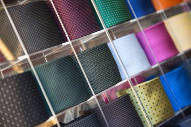 Erkekler dükkanında renkli kravat koleksiyonu