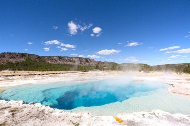Yellowstone Ulusal Parkı 'ndaki kara kum gayzer havzası, ABD