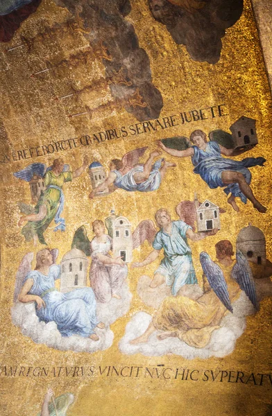 イタリアのヴェネツィアにある 大聖堂 マルコ 教会の内部 聖マルコ大聖堂はイタロ ビザンチン建築の最も有名な例の一つであり 金地モザイクで有名です — ストック写真