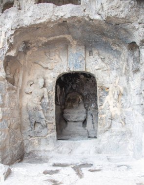 Ünlü Longmen Grottoes (Çin 'in Hennn eyaleti Luoyang yakınlarındaki anıt kayaya oyulmuş Buda ve Bodhisattvas heykelleri))