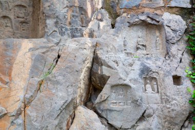 Ünlü Longmen Grottoes (Çin 'in Hennn eyaleti Luoyang yakınlarındaki anıt kayaya oyulmuş Buda ve Bodhisattvas heykelleri))