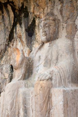 Ünlü Longmen Grottoes (Çin 'in Hennn eyaleti Luoyang yakınlarındaki anıt kayaya oyulmuş Buda ve Bodhisattvas heykelleri))