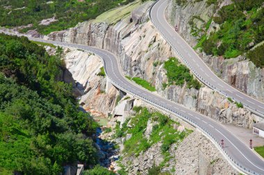 Serpentine Yolu Alp geçidi Furka ve Grimsel 'i geçiyor.