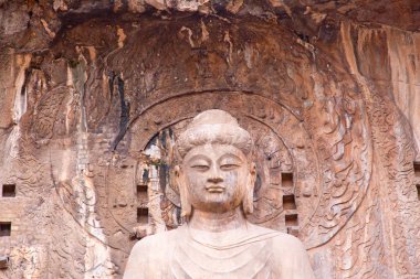 Ünlü Longmen Grottoes (Çin 'in Hennn eyaleti Luoyang yakınlarındaki anıt kayaya oyulmuş Buda ve Bodhisattvas heykelleri))