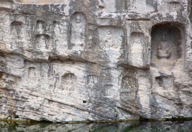 Ünlü Longmen Grottoes (Çin 'in Hennn eyaleti Luoyang yakınlarındaki anıt kayaya oyulmuş Buda ve Bodhisattvas heykelleri))