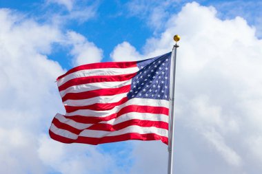 Mavi gökyüzüne karşı Amerikan bayrağı