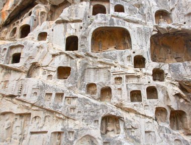 Ünlü Longmen Grottoes (Çin 'in Hennn eyaleti Luoyang yakınlarındaki anıt kayaya oyulmuş Buda ve Bodhisattvas heykelleri))