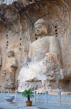 Ünlü Longmen Grottoes (Çin 'in Hennn eyaleti Luoyang yakınlarındaki anıt kayaya oyulmuş Buda ve Bodhisattvas heykelleri))