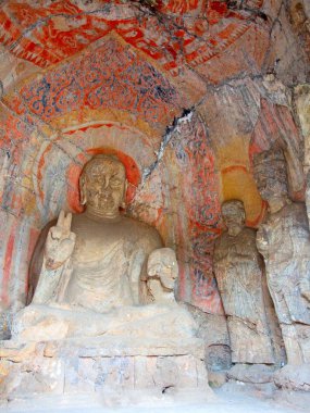Ünlü Longmen Grottoes (Çin 'in Hennn eyaleti Luoyang yakınlarındaki anıt kayaya oyulmuş Buda ve Bodhisattvas heykelleri))