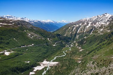 Serpentine Yolu Alp geçidi Furka ve Grimsel 'i geçiyor.