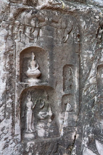 Słynne Groty Longmen Posągi Buddy Bodhisattwów Wyrzeźbione Monolitowej Skale Niedaleko — Zdjęcie stockowe