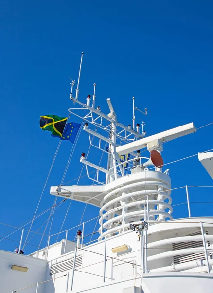 Navigationsutrustning Och Mastsna Kryssningsfartyg Dekorerad Med Flaggor — Stockfoto