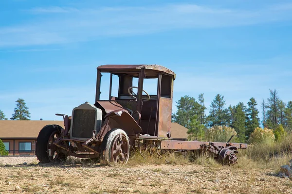 Verrostete Wracks Des Alten Autos Aufheben — Stockfoto