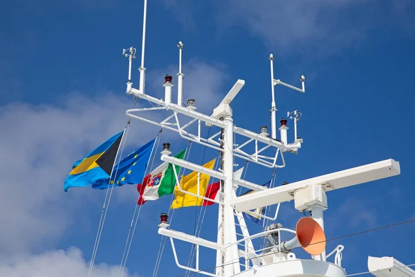 Navigatieapparatuur Masten Van Cruiseschip Versierd Met Vlaggen — Stockfoto