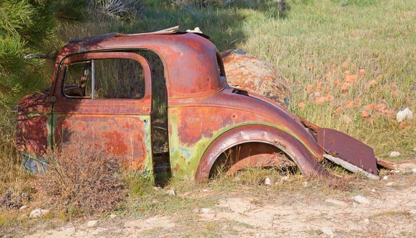 Abandond Zardzewiały Wraki Starych Samochodów — Zdjęcie stockowe
