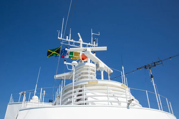 Εξοπλισμός Πλοήγησης Και Κεραίες Του Κρουαζιερόπλοιου Διακοσμημένα Σημαίες — Φωτογραφία Αρχείου