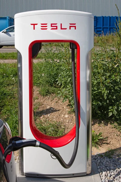Tesla supercharger