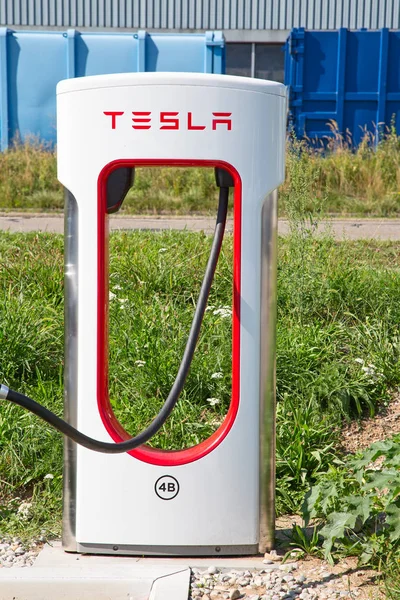Tesla supercharger